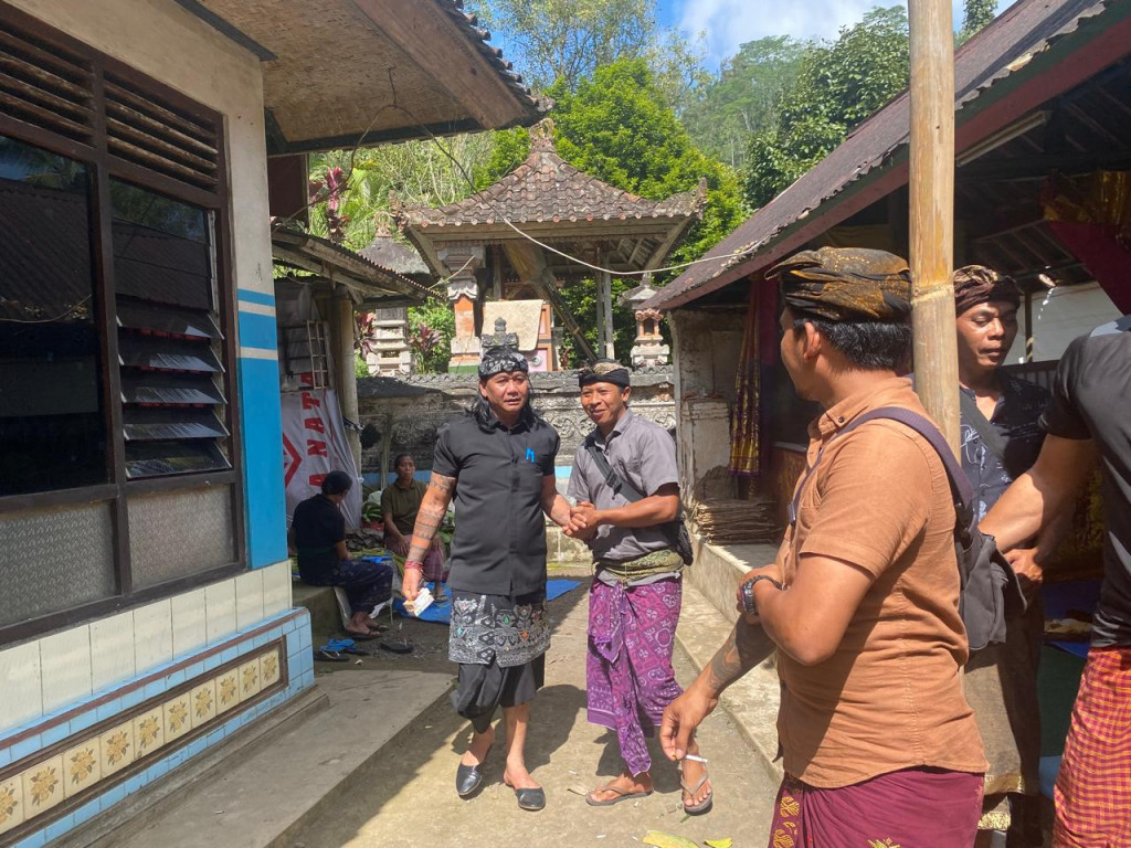 Perbekel Petang Melayat di Banjar Munduk Damping